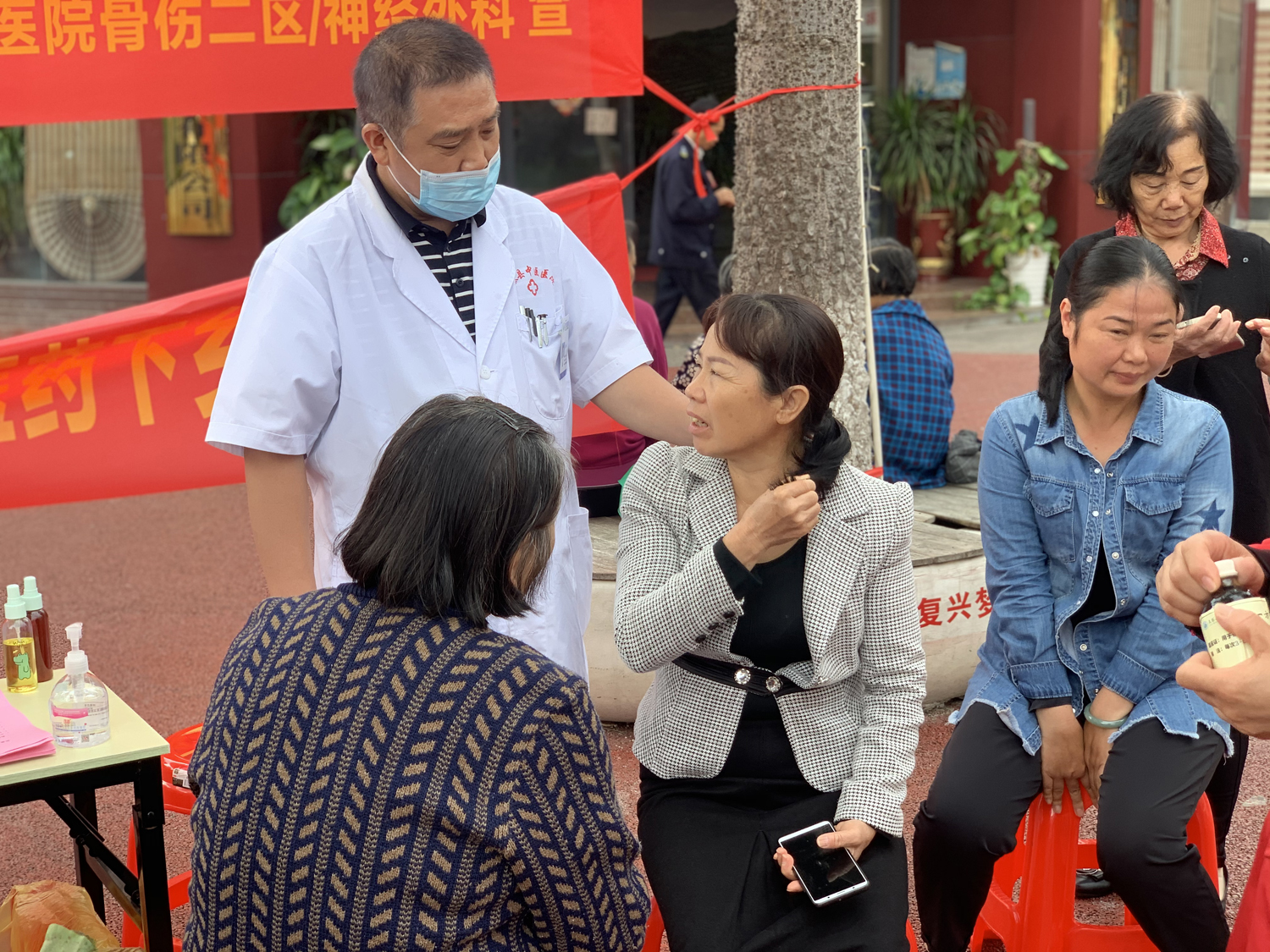 朋友们大家好。千万别买这个人的膏药、我听他忽悠买了十合膏药花了298元、用了一合不好用找他退货种种理由不给退。最后同意退了、结果给我退款就退228元、加上我退货邮费一合折合人民币一百是不是天价、我发出来让朋友们看到、千万别买这家(图1)